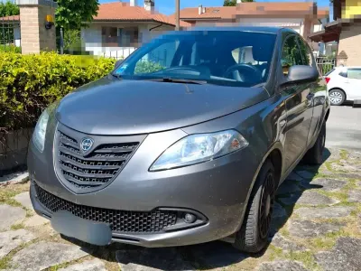 Usata Lancia Ypsilon 85 CV (62 kW) 2015 Grigio Utilitaria