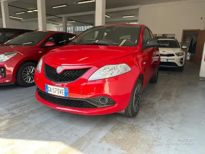 Usado Lancia Ypsilon Gold 69 CV (50 kW) 2020 Rojo Utilitario