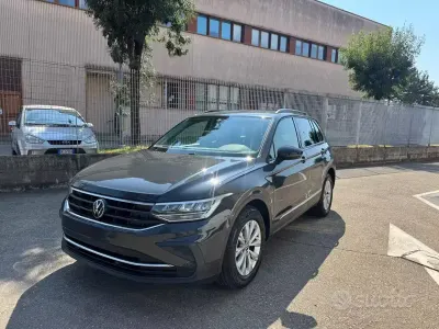 Usata VW Tiguan Life 150 CV (110 kW) 2023 Grigio pastello SUV