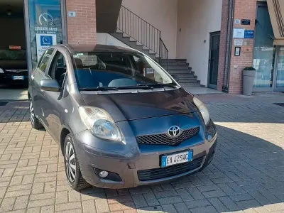 Usata Toyota Yaris 69 CV (50 kW) 2010 Grigio Utilitaria