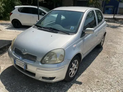 Usata Toyota Yaris Sol 65 CV (47 kW) 2005 Argento Berlina