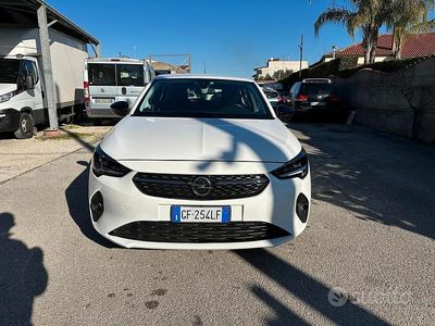 Używany Opel Corsa Elegance 75 KM (55 kW) 2021 Biały Sedan/Limuzyna