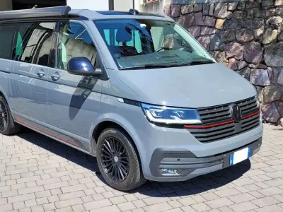 Usado VW California Edition 150 CV (110 kW) 2023 Gris Van