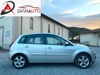 Usata Ford Fiesta 68 CV (50 kW) 2007 Argento Utilitaria