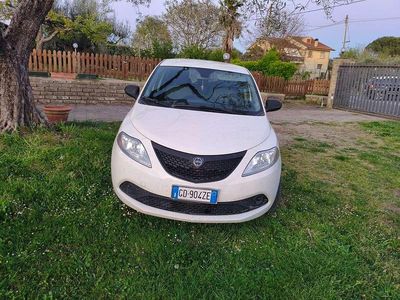 Begagnad Lancia Ypsilon Silver 69 HK (50 kW) 2021 Halvkombi
