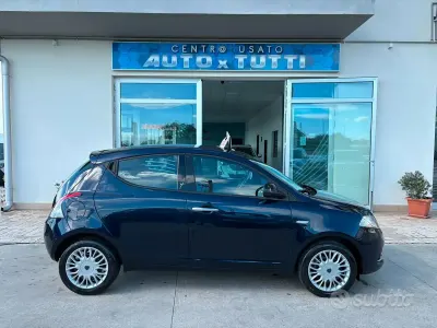 Usado Lancia Ypsilon 69 CV (50 kW) 2016 Azul Utilitario