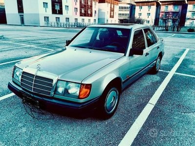 Usata Mercedes E250 1988 Grigio Berlina