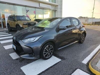 Usata Toyota Yaris Hybrid Trend 92 CV (67 kW) 2021 Grigio scuro Berlina