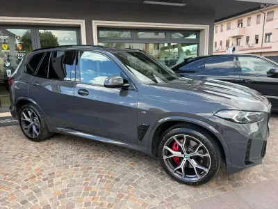Usata BMW X5 M Sport 340 CV (250 kW) 2024 Dravitgrau metallizzato SUV