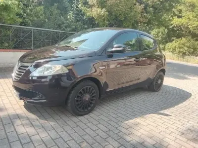 Usata Lancia Ypsilon Gold 69 CV (50 kW) 2013 Viola Utilitaria