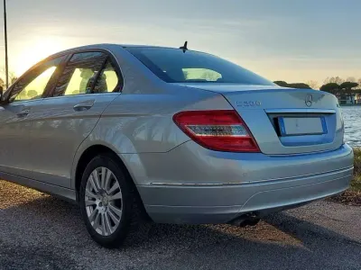 Usado Mercedes C200 Avantgarde 136 CV (100 kW) 2008 Plateado Berlina