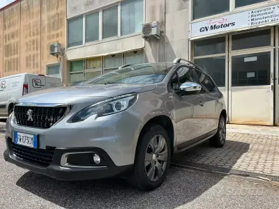 Usata Peugeot 2008 Style 102 CV (75 kW) 2019 Grigio SUV