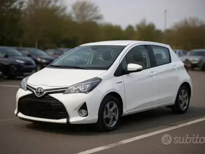 Usata Toyota Yaris Hybrid Cool 69 CV (50 kW) 2017 Bianco Utilitaria