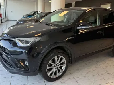 Usata Toyota RAV4 Hybrid Lounge 155 CV (114 kW) 2018 Nero SUV