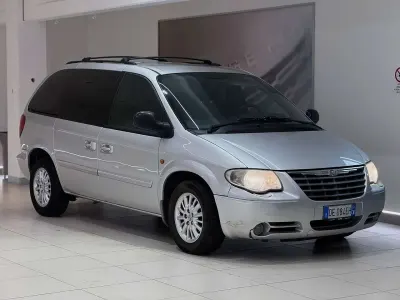 Usata Chrysler Voyager 150 CV (110 kW) 2006 Argento Monovolume