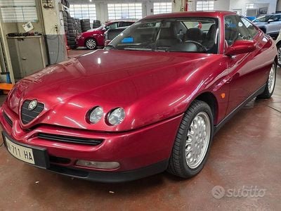 Begagnad Alfa Romeo GTV 150 HK (110 kW) 1995 Röd Sportkupé