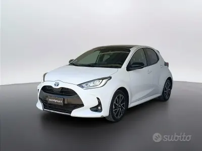Usata Toyota Yaris Hybrid Lounge 92 CV (67 kW) 2022 Bianco Berlina