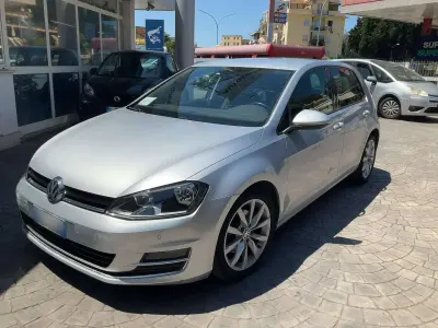 Usata VW Golf VII Highline 105 CV (77 kW) 2013 Vernice metallizzata Berlina