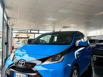 Usata Toyota Aygo X-play 69 CV (50 kW) 2017 Blu Utilitaria