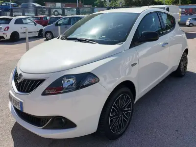 Usata Lancia Ypsilon Gold 69 CV (50 kW) 2023 Bianco Utilitaria