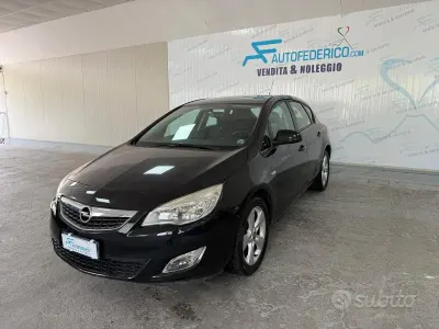 Usata Opel Astra Cosmo 125 CV (91 kW) 2011 Nero Berlina