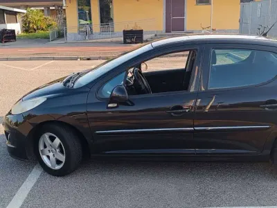 Usata Peugeot 207 68 CV (50 kW) 2011 Nero Berlina