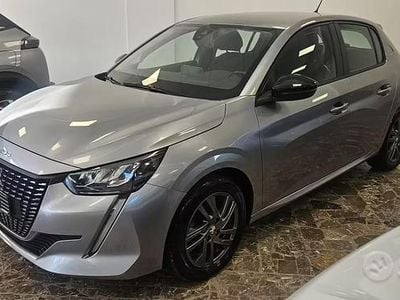 Käytetty Peugeot 208 Allure 102 HP (75 kW) 2023 Harmaa Viistoperä