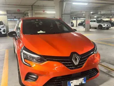 Usata Renault Clio V Techno 101 CV (74 kW) 2022 Arancione Berlina