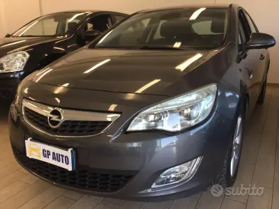 Usata Opel Astra Cosmo 101 CV (74 kW) 2010 Grigio Berlina