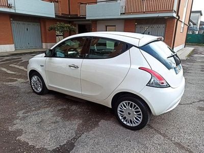 Usata Lancia Ypsilon 85 CV (62 kW) 2017 Bianco Utilitaria
