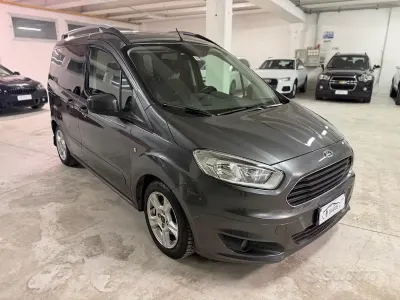 Usata Ford Tourneo Courier Titanium 95 CV (69 kW) 2016 Grigio Monovolume