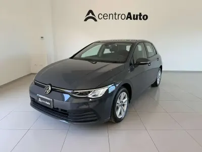 Gebraucht VW Golf VIII Life 131 PS (96 kW) 2022 Grau Limousine