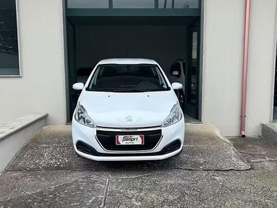Usata Peugeot 208 Active 68 CV (50 kW) 2015 Bianco Utilitaria