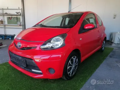 Usata Toyota Aygo 68 CV (50 kW) 2012 Rosso Utilitaria