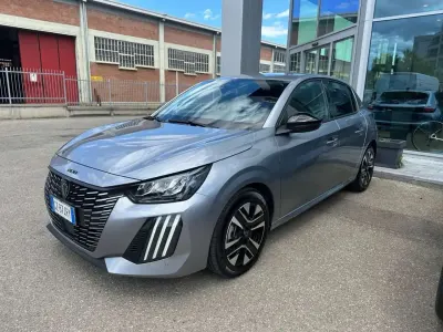 Usata Peugeot 208 Allure 101 CV (74 kW) 2025 Grigio Utilitaria