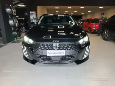 Usata Peugeot 208 Allure 101 CV (74 kW) 2025 Nero metallizzato Utilitaria