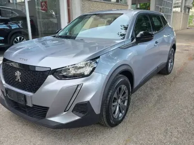 Usata Peugeot 2008 Premium 102 CV (75 kW) 2022 Grigio artense SUV