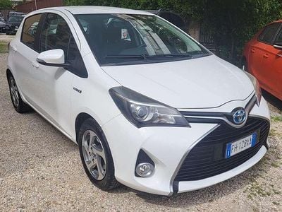 Usata Toyota Yaris Hybrid Cool 75 CV (55 kW) 2015 Bianco Berlina