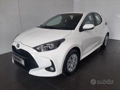 Usata Toyota Yaris Hybrid Active 116 CV (85 kW) 2024 Bianconero Berlina