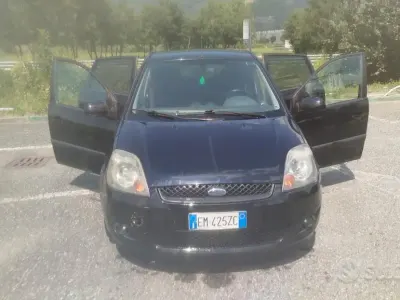 Usata Ford Fiesta 68 CV (50 kW) 2006 Nero Utilitaria