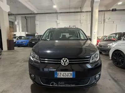 Begagnad VW Touran Comfortline 105 HK (77 kW) 2015 Svart Minibuss