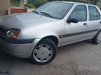 Usata Ford Fiesta 53 CV (38 kW) 2000 Grigio Utilitaria