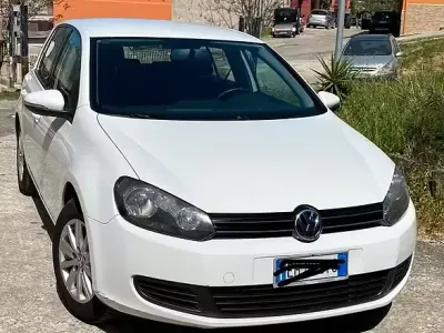 Usata VW Golf VI 105 CV (77 kW) 2011 Bianco Utilitaria
