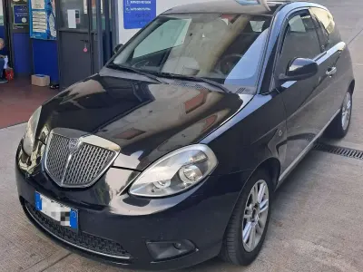 Usata Lancia Ypsilon 69 CV (50 kW) 2012 Nero Utilitaria