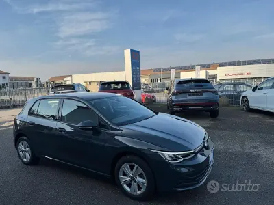 Usata VW Golf VIII Life 110 CV (80 kW) 2021 Grigio Berlina