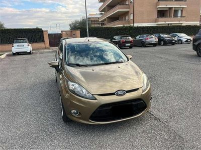 Usata Ford Fiesta Titanium 82 CV (60 kW) 2012 Marrone Berlina
