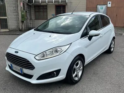 Usata Ford Fiesta 95 CV (69 kW) 2014 Bianco Utilitaria