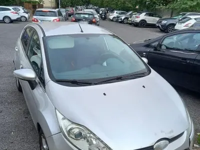Usata Ford Fiesta 90 CV (66 kW) 2010 Grigio Berlina