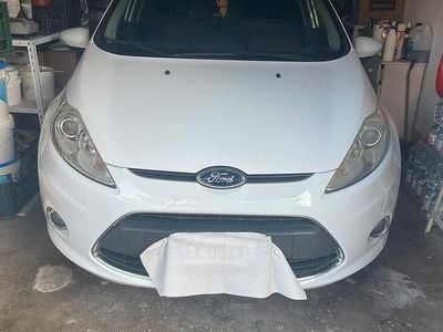 Usata Ford Fiesta Titanium 82 CV (60 kW) 2011 Bianco Utilitaria