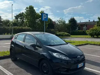 Usado Ford Fiesta 60 HP (44 kW) 2010 Sedan
